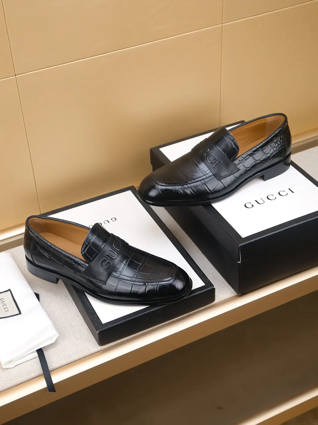Men's men's shoes 💰460 🆘【GUCCI】Gucci ·🐂里· Hot-selling beanie shoes, top brand luxury, top quality, latest fashion beanie shoes.. The upper is made of original high mercerized smooth cow suede. (Full top layer water-dyed 🐂 leather and lining). The original stylish and stylish soft rubber wear-resistant and non-slip outsole is light and comfortable on the foot, available in 2 colors! Matching code: 39-44 (customized at 38.39.46.47)